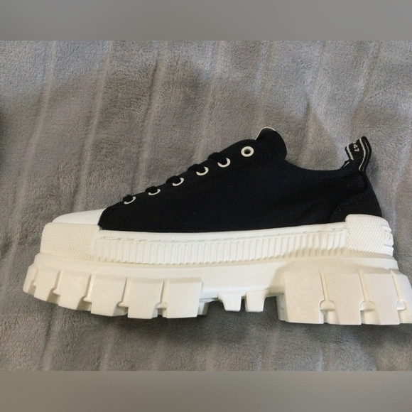 Palladium Women’s Black/White Revolt Platform Sneakers - Picture 5 of 15